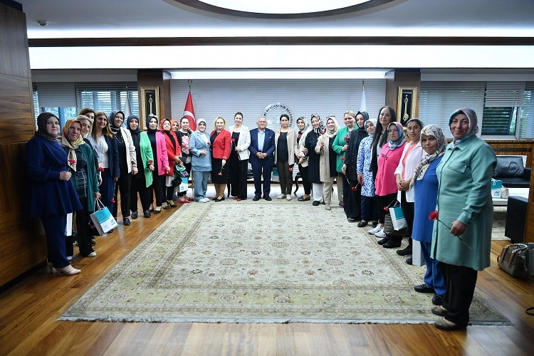 Kayseri Büyükşehir'den kadın muhtarlara Anneler Günü toplantısı
