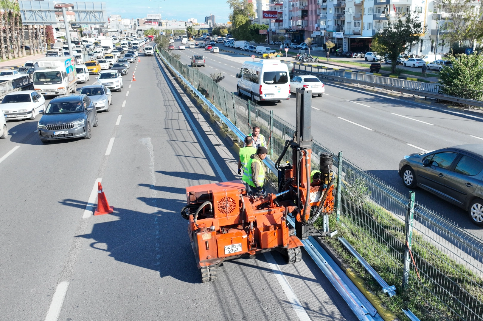 Antalya Gazi Bulvarı’nda otokorkuluk çalışması