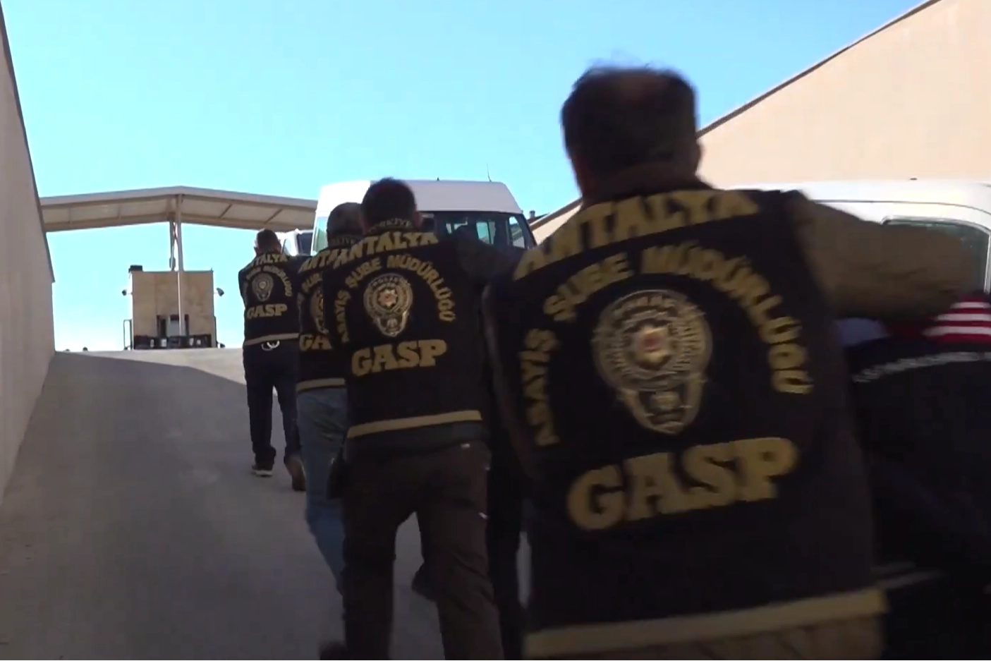 Antalya'da milyon dolarlık kripto para gaspı çetesi çökertildi