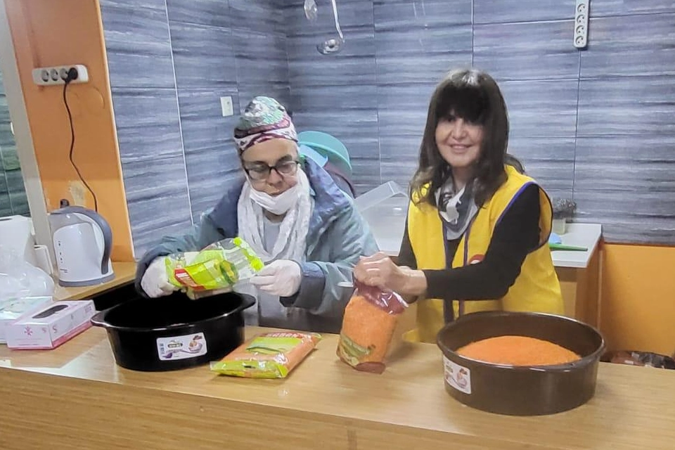 İzmir Artemis Lions’tan 200 aileye sıcak çorba