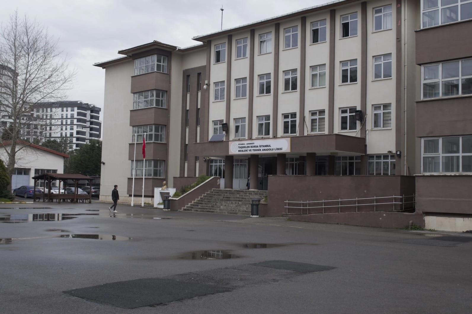 İstanbul Çekmeköy'de lisede bıçaklı saldırı! 2 öğretmen ve 1 öğrenci yaralandı