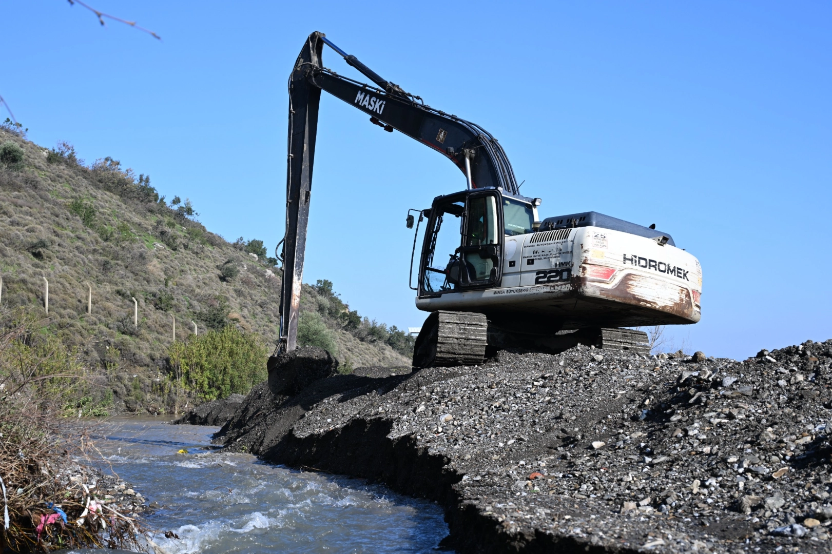 Manisa'da MASKİ Kırtık Deresi’ni temizledi