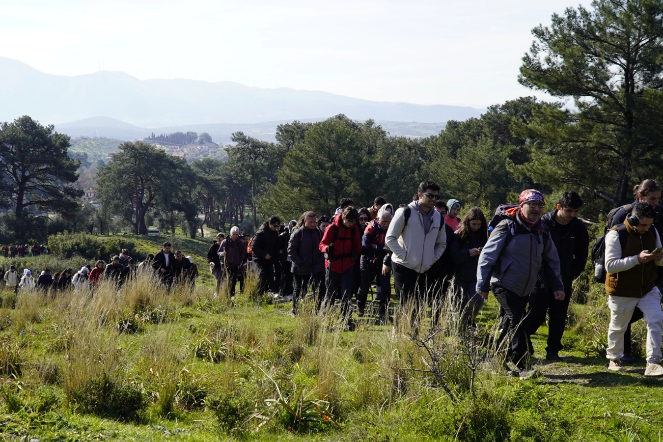 İzmir'de gençler baharı doğayla karşıladı