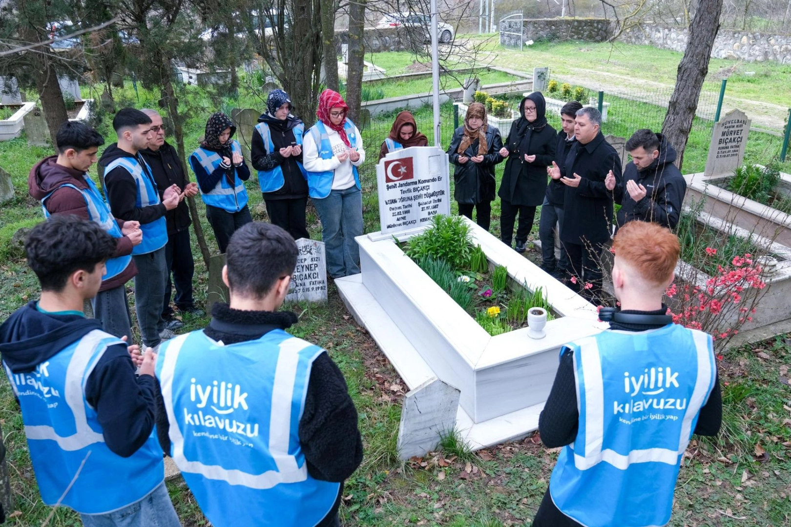 Kocaeli'de gençlerden şehitliğe saygı görevi