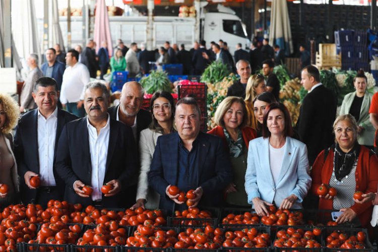 Antalya Toptancı Hal esnafını ziyaret eden Büyükşehir Belediye Başkanı Muhittin