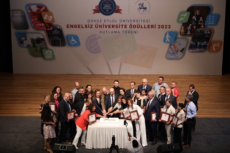 İzmir Dokuz Eylül Üniversitesi’nde (DEÜ), ‘Engelsiz Üniversite’ ödül töreni heyecanı