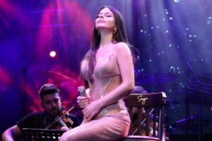 “Aşkın Olayım” şarkısıyla gündemden düşmeyen Simge, Gaziantep Açık Hava’da konser