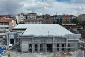 Konya Büyükşehir Belediyesi’nin tarihi Konya Lisesi bahçesinde yapımını sürdürdüğü konferans