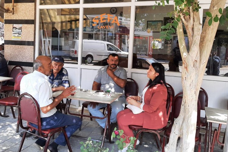 Bilecik’in Pazaryeri Belediye Başkanı Zekiye Tekin, belediye makamına gelip sorunları