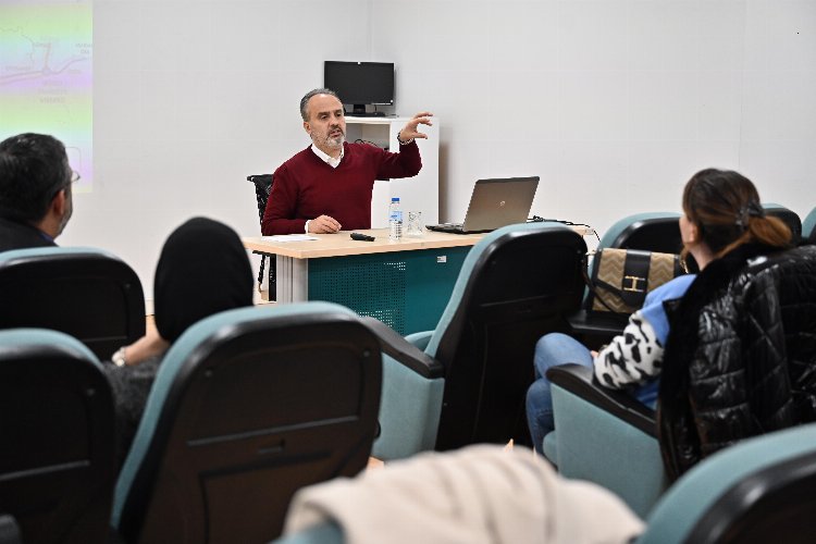 Uludağ Üniversitesi’nde öğrenim gören yüksek lisans öğrencileri, Ulaştırma Ekonomisi dersini