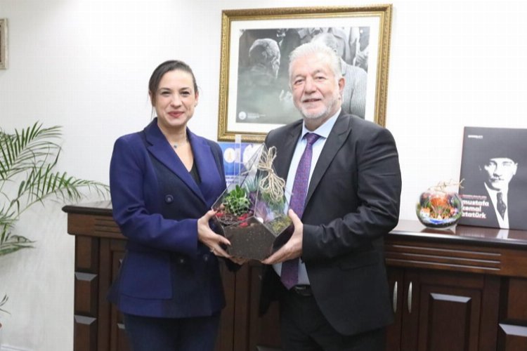 İzmir Esnaf ve Sanatkârlar Odaları Birlik Başkanı Yalçın Ata’yı makamında