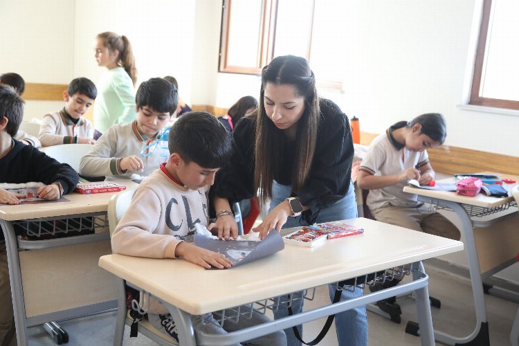 Çayırova Belediyesi’nin bilgi evlerinde, öğrencilere yönelik sanat kurslarında eğitimler aralıksız