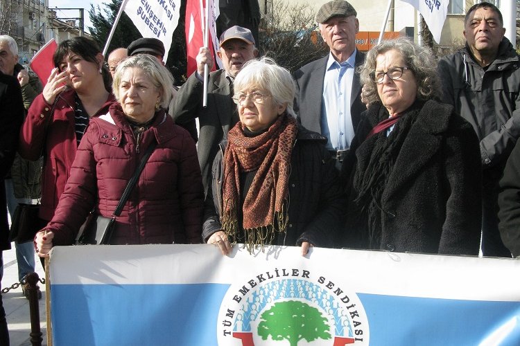 Emeklilerin Sendikası Yenişehir Şubesi’nin düzenlediği basın açıklamasında emekli maaş zamları