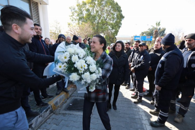 Efes Selçuk Belediyesi emekçileri Başkan Filiz Ceritoğlu Sengel’i alkışlarla karşıladı.