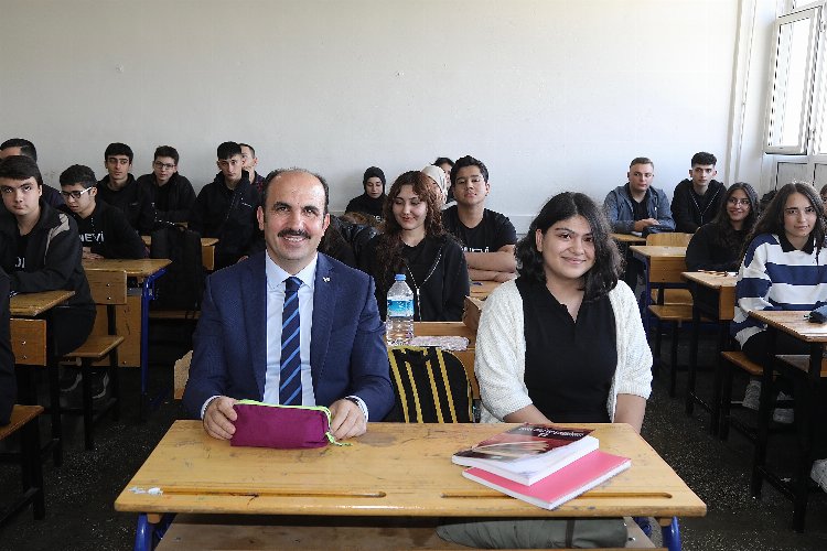 Konya Büyükşehir Belediye Başkanı Uğur İbrahim Altay, 12. sınıfta okuyan