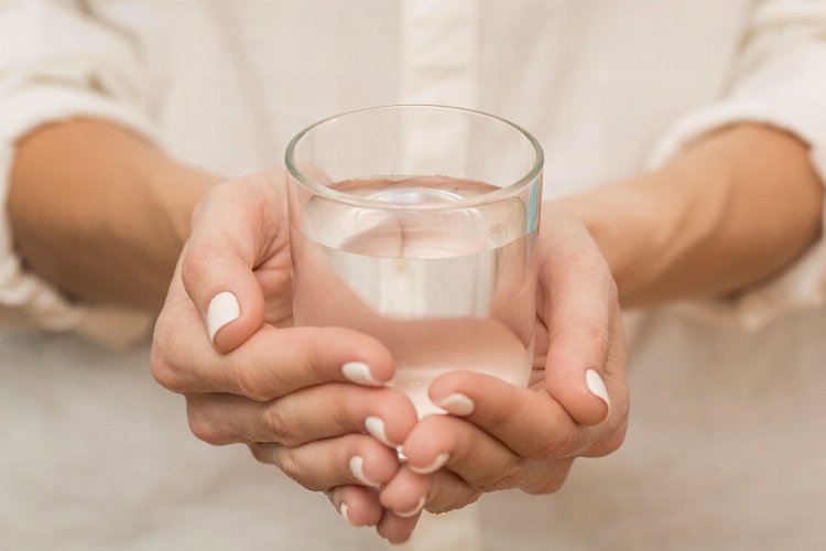 Uzun süreli açlıkların ardından rutin yeme düzenine sağlıklı bir biçimde