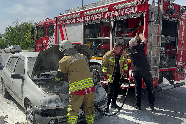 Düzce’de otomobil yangınına itfaiyeden acil müdahale edildi. Sefer DEMİR /