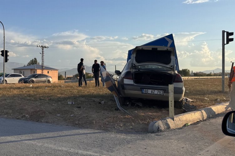 Kahramanmaraş’ın Afşin ilçesi Ercene Mahallesinde bulunan kavşakta meydana gelen kazada