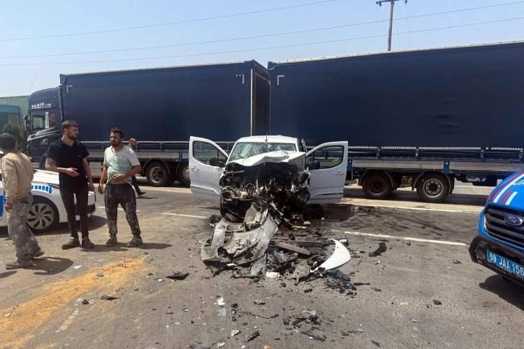 Tekirdağ’ın Ergene ilçesinde hafif ticari aracıyla kamyona çarpan Keşanlı emlak