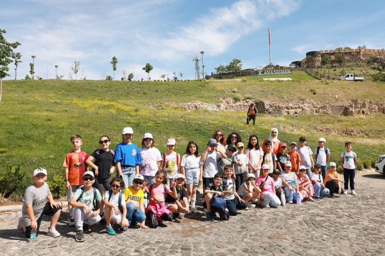 Nevşehir 75. Yıl İlkokulu öğrencileri, Nevşehir Belediyesi tarafından turizme kazandırılan