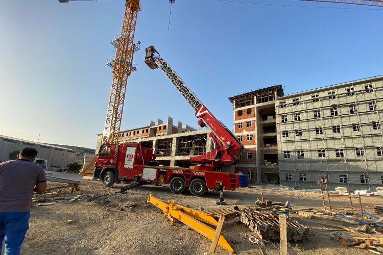 Manisa Celal Bayar Üniversitesi Kula Meslek Yüksekokulu’nun yurt inşaatında, vinç