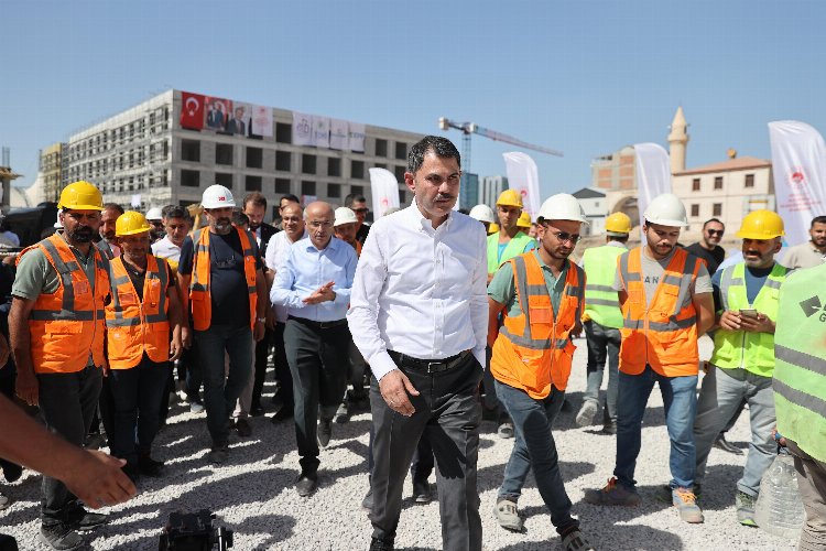 Çevre, Şehircilik ve İklim Değişikliği Bakanı Murat Kurum, deprem bölgesine