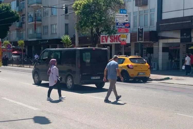 Bursa’nın Osmangazi ilçesinde bulunan Atatürk Caddesi, Bursa’nın en eski caddelerinden