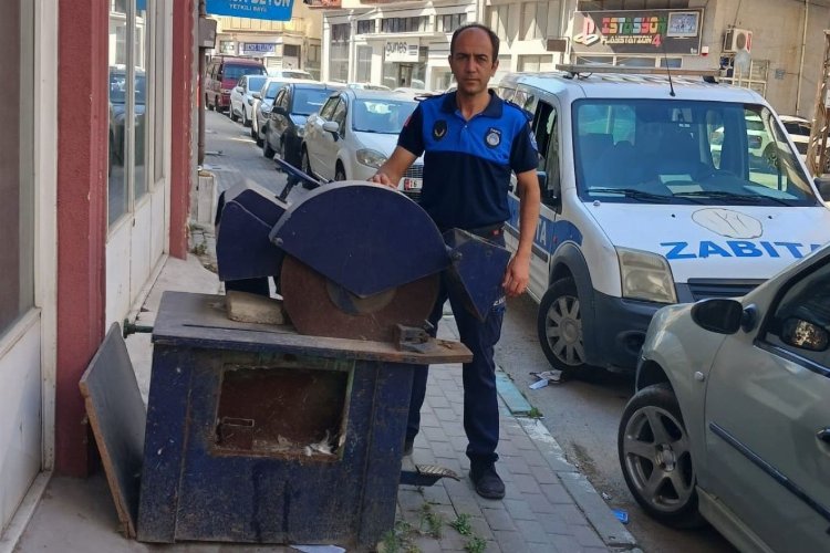 Bursa’da Gemlik Belediyesi Zabıta Müdürlüğü ekipleri, kaldırım işgalleriyle mücadele çalışmalarına