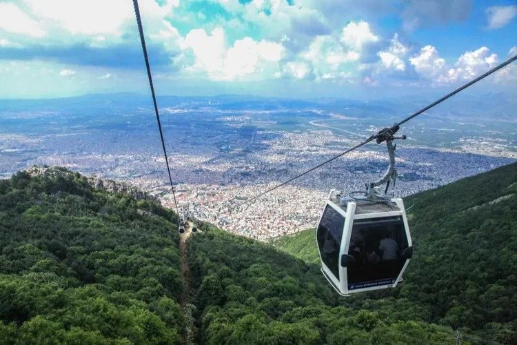 Türkiye’de doğa turizminin yıldızı, Bursa’nın gözdesi Uludağ’a ulaşımı sağlayan teleferik