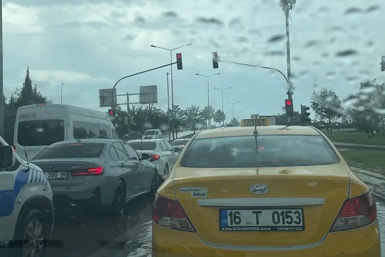 Bursa’da etkili olan sağanak yağış, yaşamı olumsuz etkiledi. Trafikte sıkışıklık