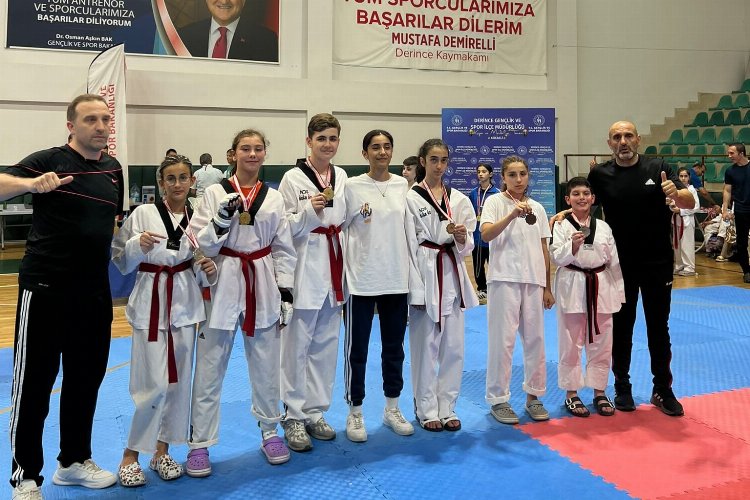 Gölcük Belediyesporlu 3 Taekwondo sporcusu, Kocaeli’de düzenlenen müsabakalarda şampiyon olarak