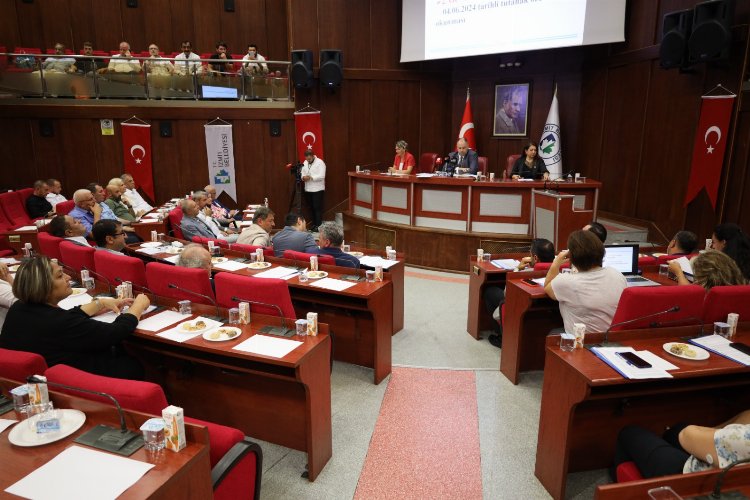 İzmit Belediyesi Temmuz ayı meclis toplantısında belediye yetkilileri Gülümse Kafe