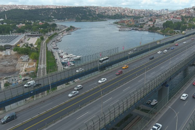 İBB, Haliç Köprüsü metrobüs yolundaki asfalt yenileme çalışmasını bitirdi. 3