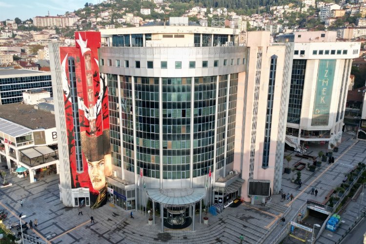 İzmit Belediyesi, Turan Güneş Caddesi’nde kaldırımları işgal eden spotçulara yasal