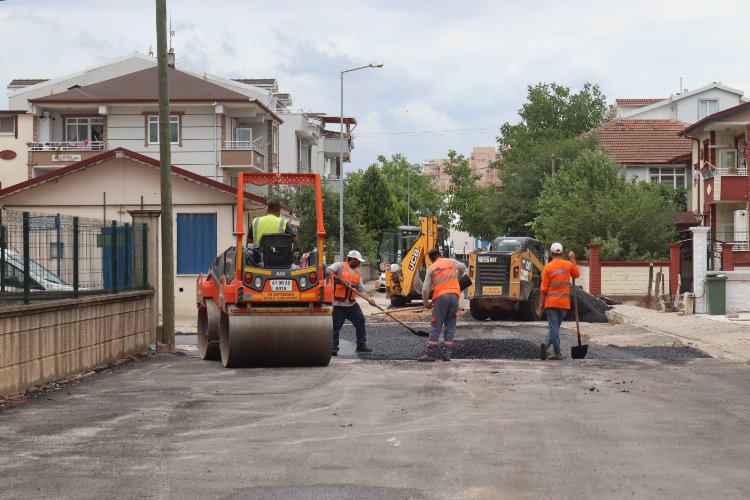 İzmit Belediyesi Fen İşleri Müdürlüğü ekipleri, Alikahya Fatih Mahallesi’nde mesaisine