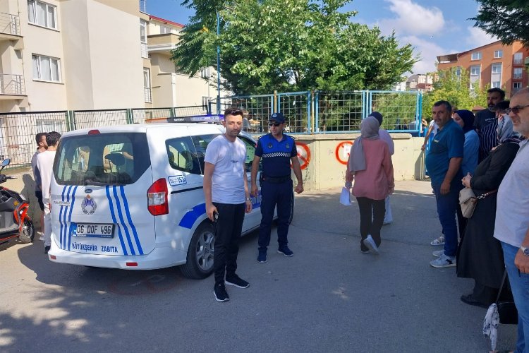 Kocaeli Büyükşehir Belediyesi Zabıtası, KPSS’ye geç kalan öğrencileri okullarına yetiştirdi