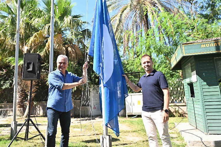 Antalya’da Muratpaşa Belediye Başkanı Ümit Uysal, mavi bayrak töreninde çevre