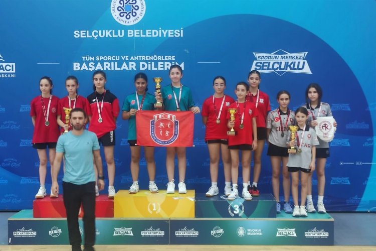 Konya’da düzenlenen Türkiye Şampiyonası’nda Yalova Belediyespor kız takımı üçüncü olarak