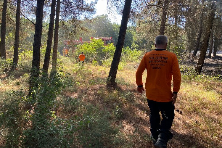 Yıldırım Belediyesi ekipleri, Nilüfer’in Yolçatı Mahallesi’nde çıkan yangınlar için seferber