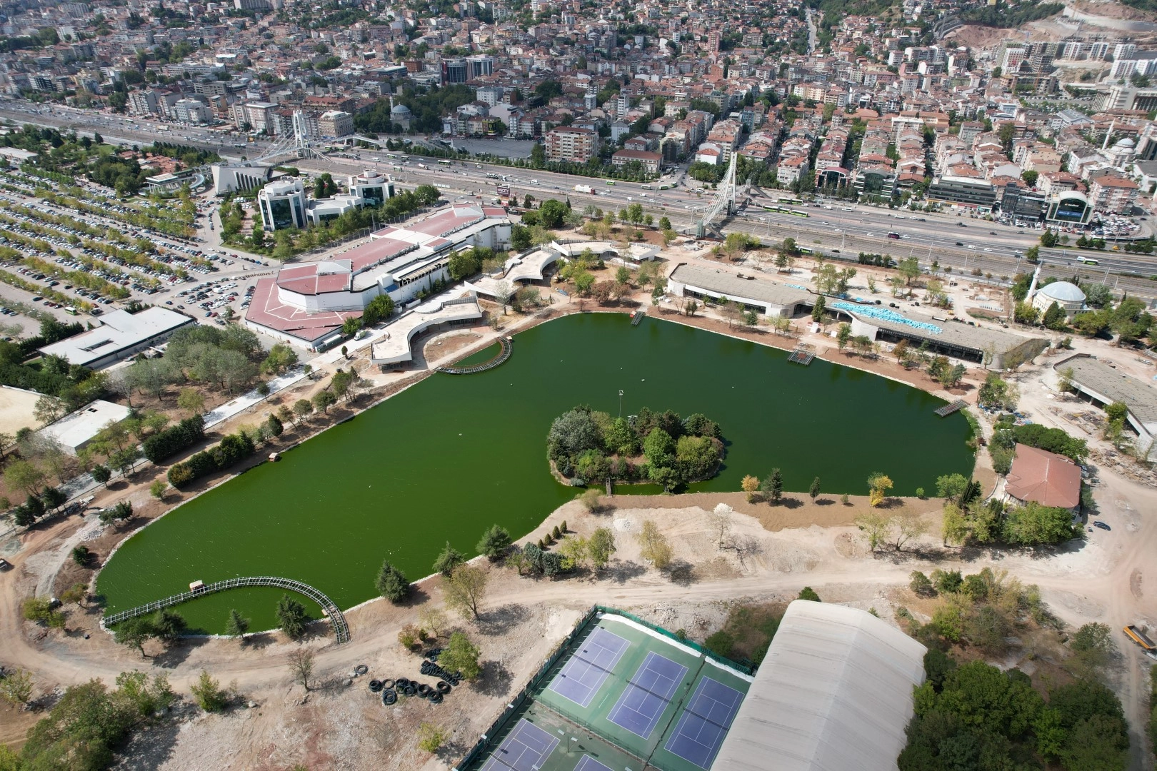 Fuar Millet Bahçesi’nde incelemelerde bulunan Genel Sekreter Baraçlı, özellikle 3000