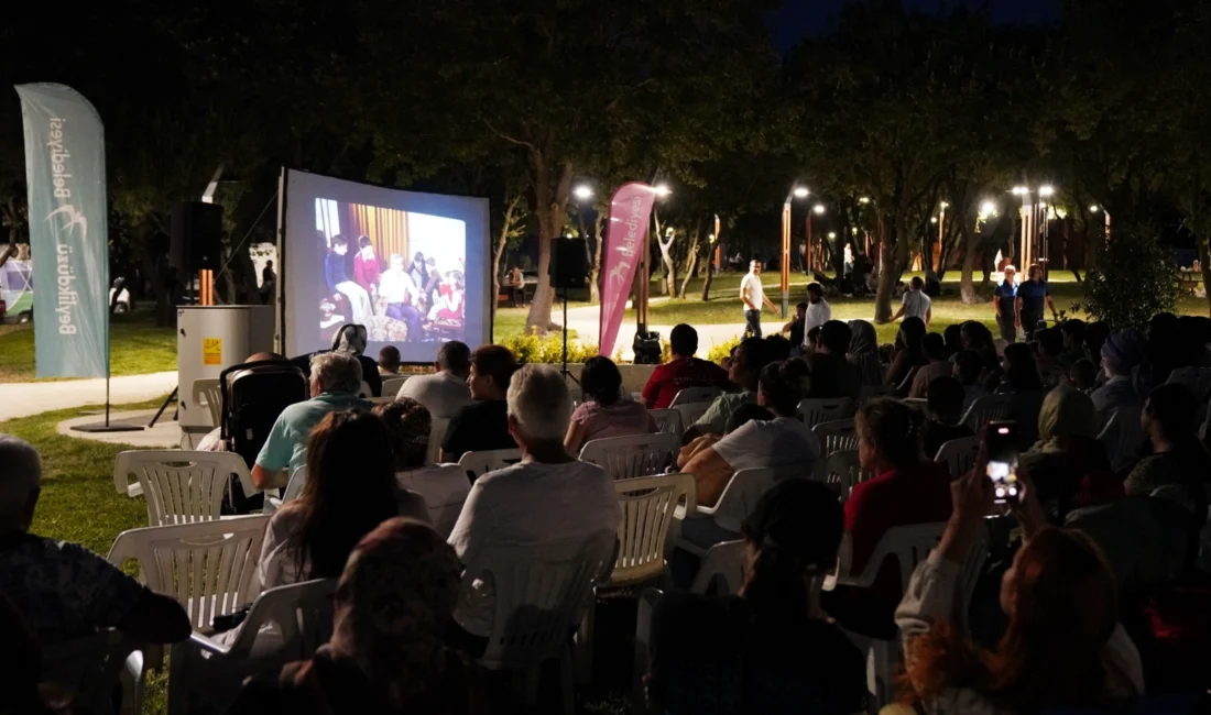 Beylikdüzü Belediyesi, “Nostaljik Film Akşamları” etkinlikleri kapsamında ilçenin farklı noktalarında