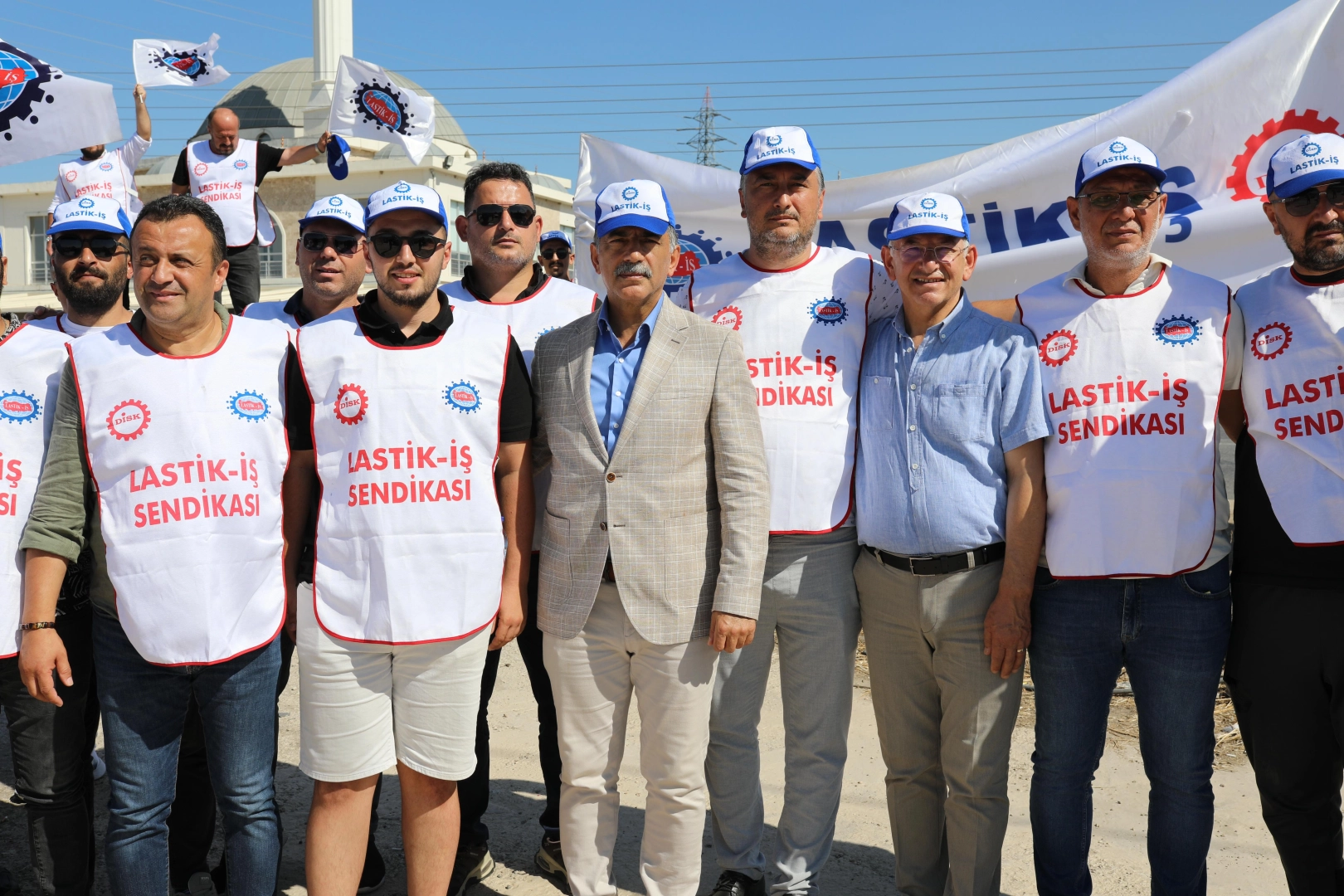 Bursa’nın Gemlik İlçesinde DİSK’e bağlı Lastik-İş Sendikası’na üye oldukları gerekçesiyle