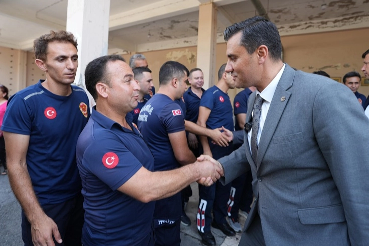 Manisa Büyükşehir Belediye Başkanı Mimar Ferdi Zeyrek, Salihli’de itfaiye personeliyle