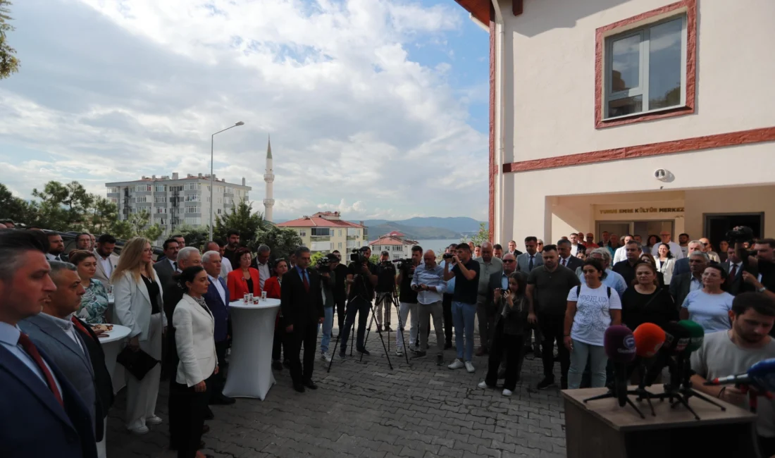 Açılışa Gemlik Belediye Başkanı Şükrü Deviren’in yanı sıra önceki dönem