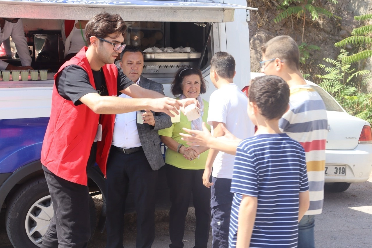 İzmit Belediyesi, her hafta Cuma namazı sonrası sürdürdüğü cami ziyaretlerine