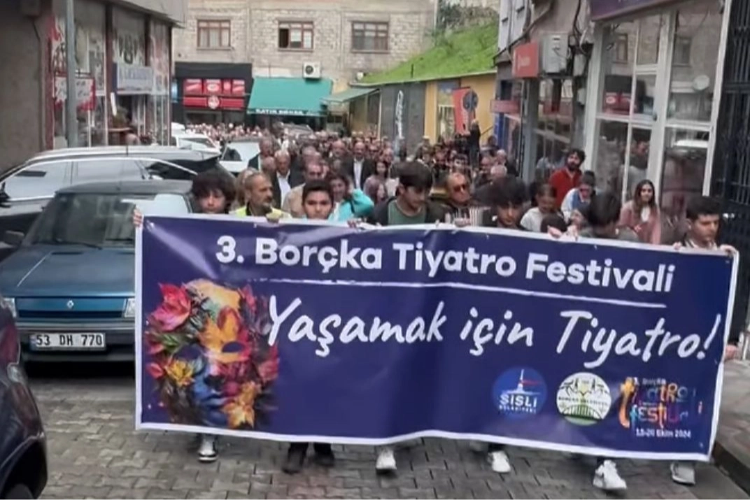 Artvin’de Borçka Belediyesi tarafından bu yıl üçüncüsü düzenlenen Borçka Tiyatro