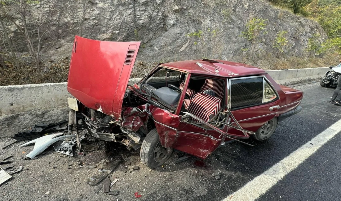 Bilecik’in Pazaryeri ilçesinde meydana gelen trafik kazasında 2 otomobil kafa