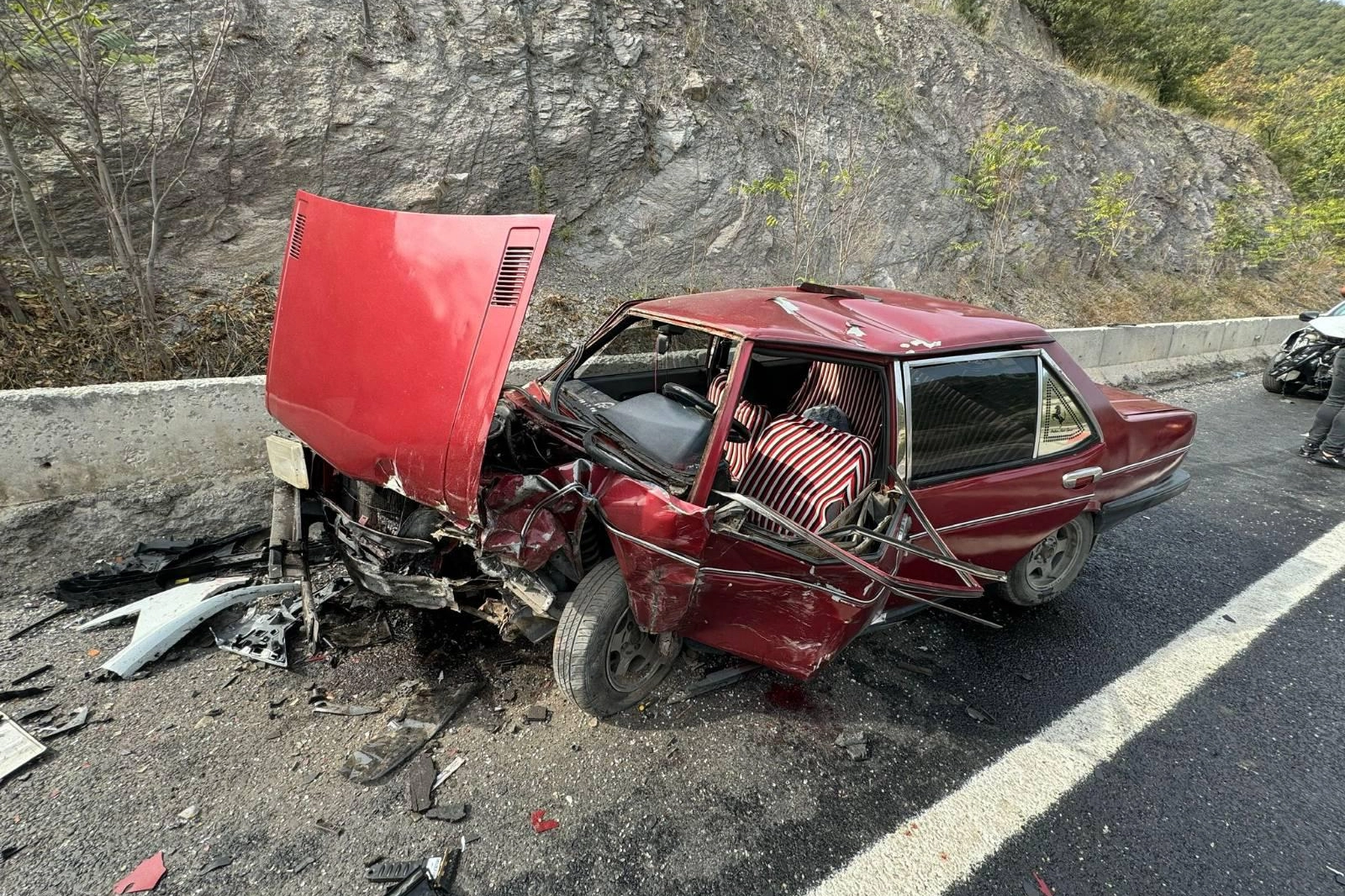 Bilecik’in Pazaryeri ilçesinde meydana gelen trafik kazasında 2 otomobil kafa