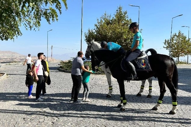 Elazığ’ın tarihi Harput Mahallesi’nde görevini sürdüren ‘Atlı Jandarma Timi’ne vatandaşlar