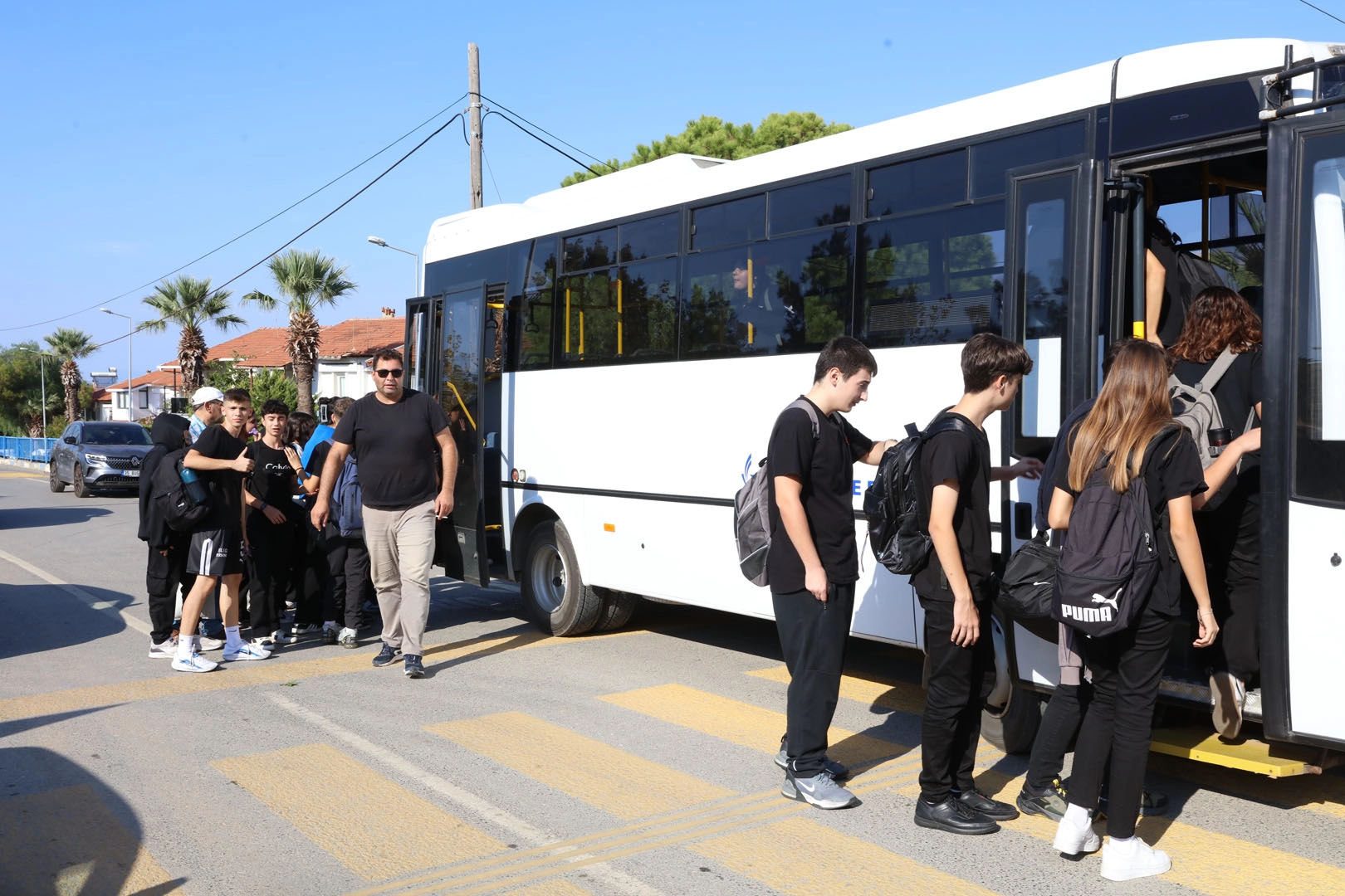 Güzelbahçe Belediyesi, ilçedeki devlet okullarına giden öğrencilerin ulaşım sorununu çözmek